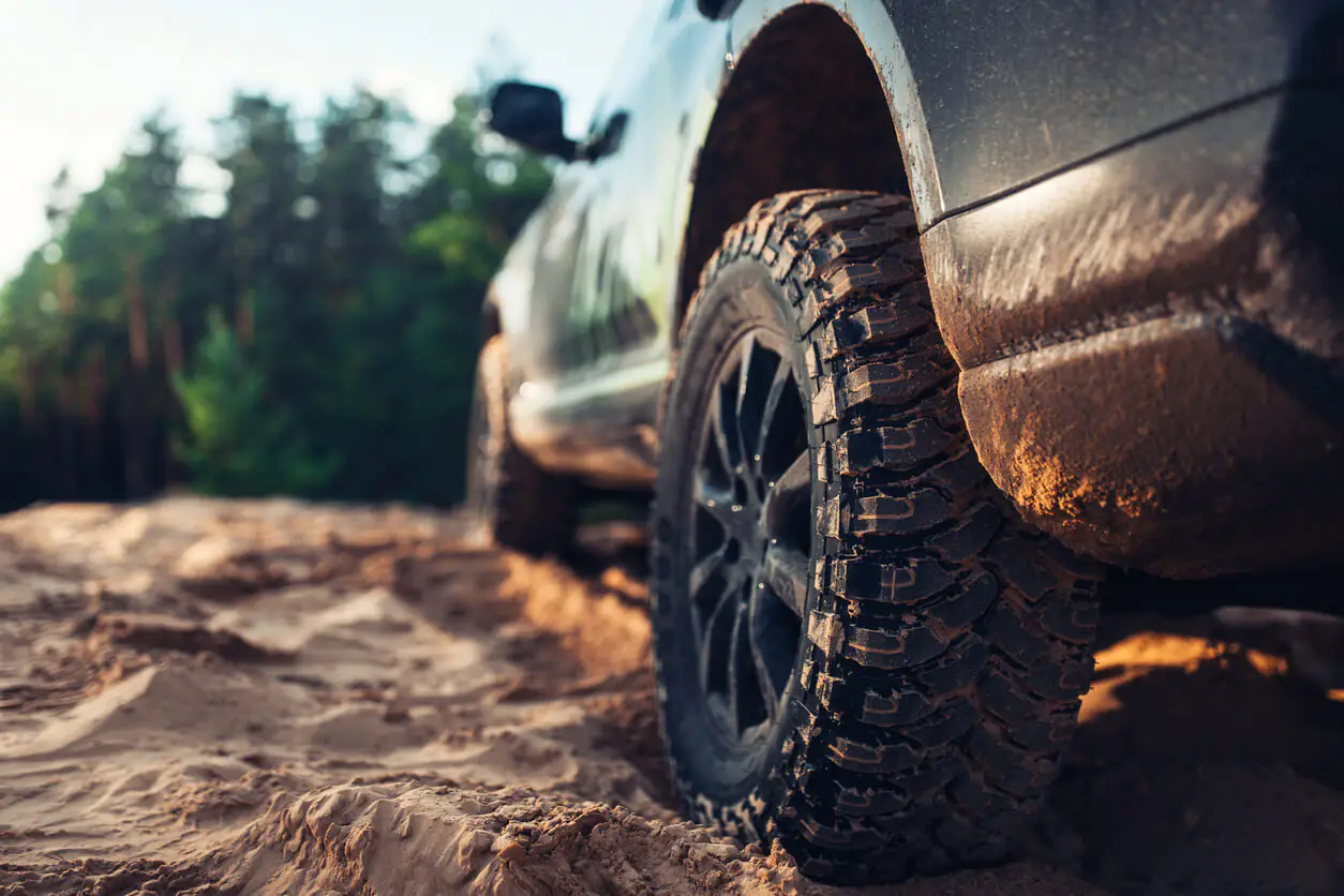 carro 4x4 na terra