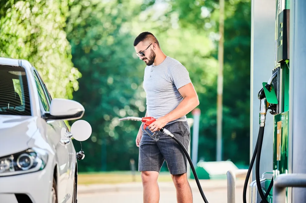 Álcool ou gasolina: qual compensa mais? Cálculo simples Imagem de uma pessoa abastecendo o carro com álcool ou gasolina