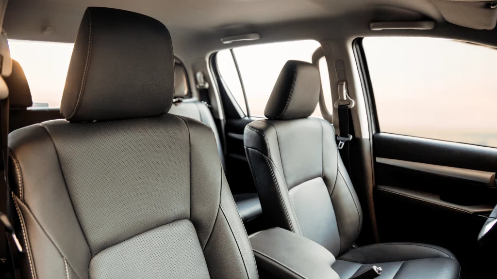 Bancos dianteiros da Hilux (Imagem: site oficial Toyota)