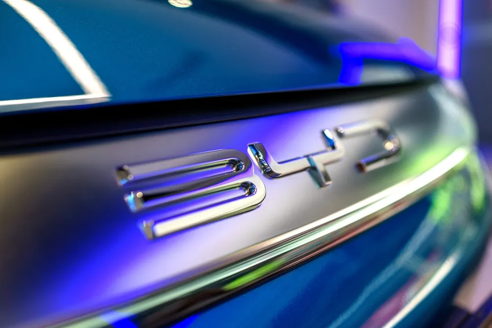 Bateria Blade: por que a BYD aposta nessa tecnologia? Imagem de um carro BYD com Bateria Blade