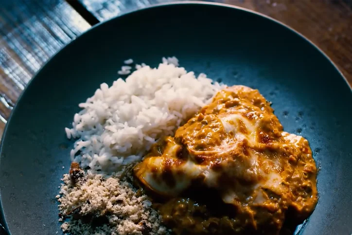 Prato com arroz, farofa e lasanha