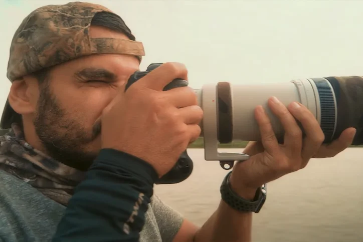 Fotógrafo Ricardo Martins tirando uma foto com uma câmera profissional