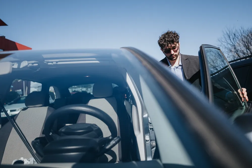 Câmbio CVT? Imagem de uma pessoa entrando no carro automático