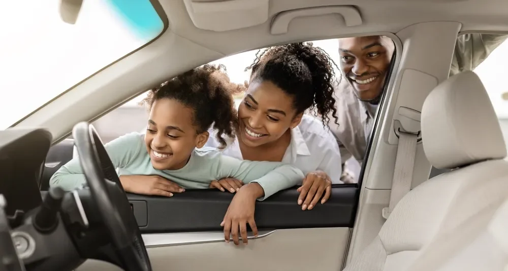 Imagem de família com um carro automático