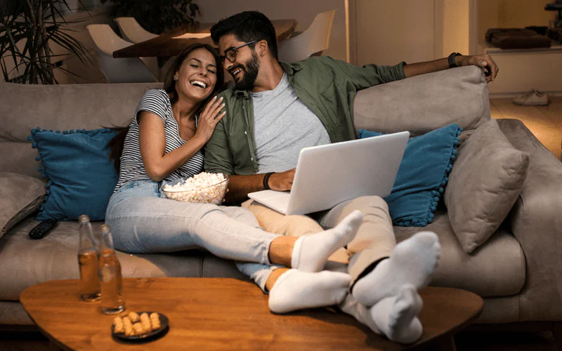 casal vendo clubes de assinaturas no notebook