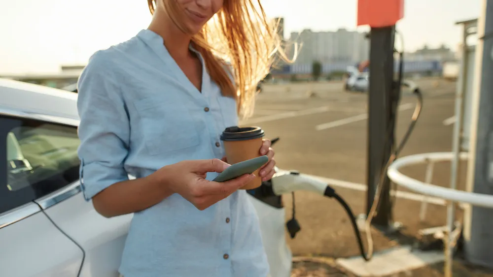 Carregamento de carro elétrico fora de casa