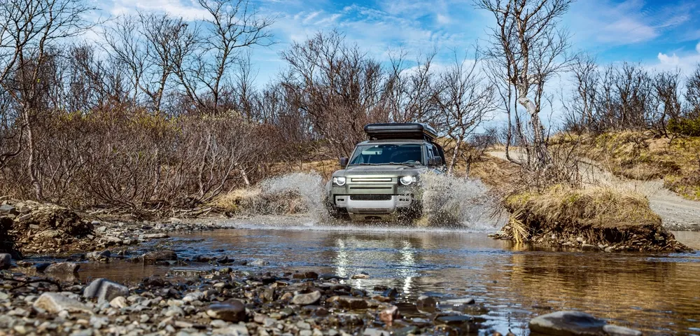 Carro 4x4 na trilha