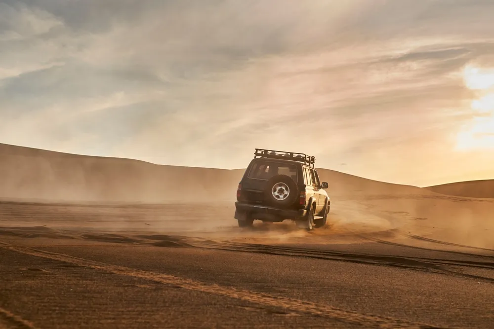 Imagem de um carro 4x4 na terra