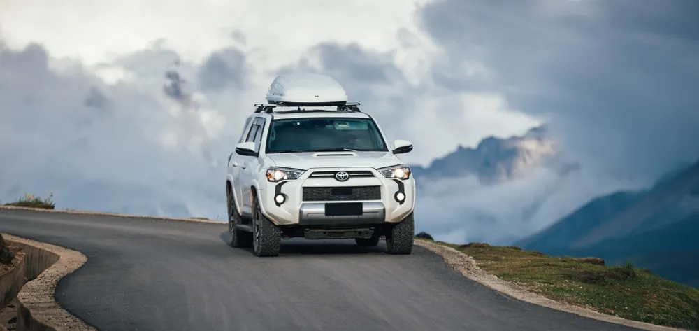 Carro com tração 4x4 na estrada