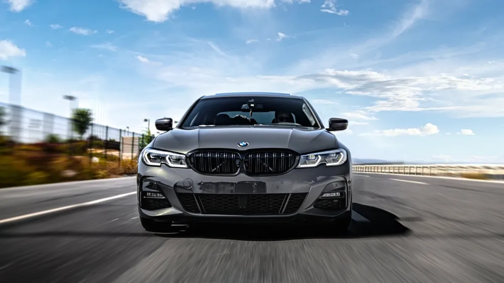 Imagem de uma BMW representando carros premium por assinatura