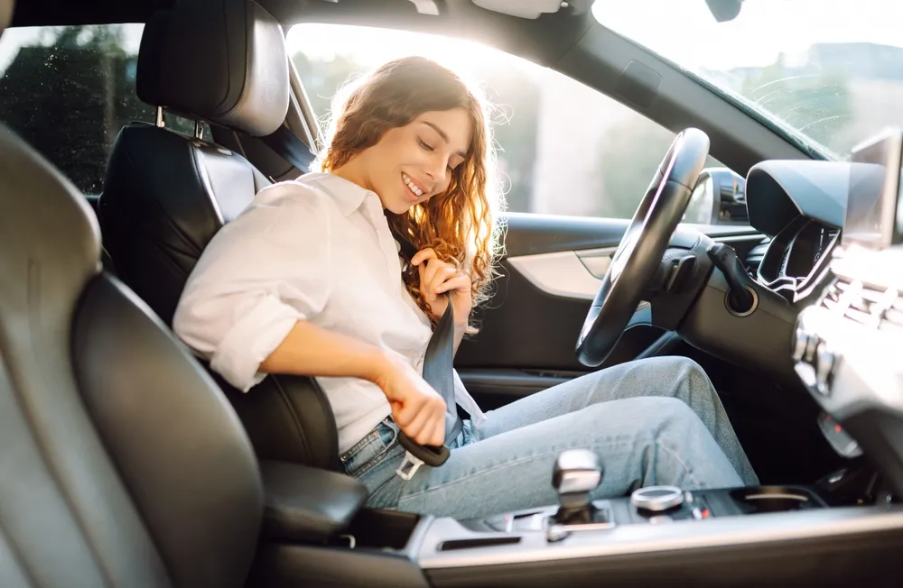 Imagem de uma pessoa dentro de um carro confortável