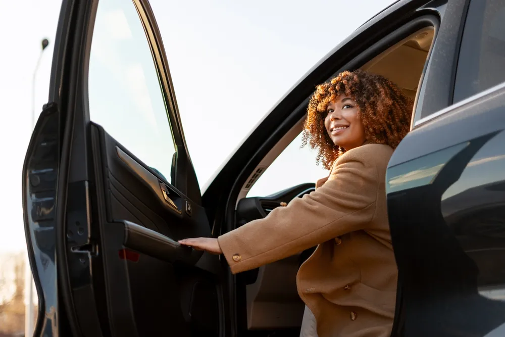 Carros intermediários: 16 modelos mais buscados no Brasil Imagem de uma mulher saindo de um carro intermediário