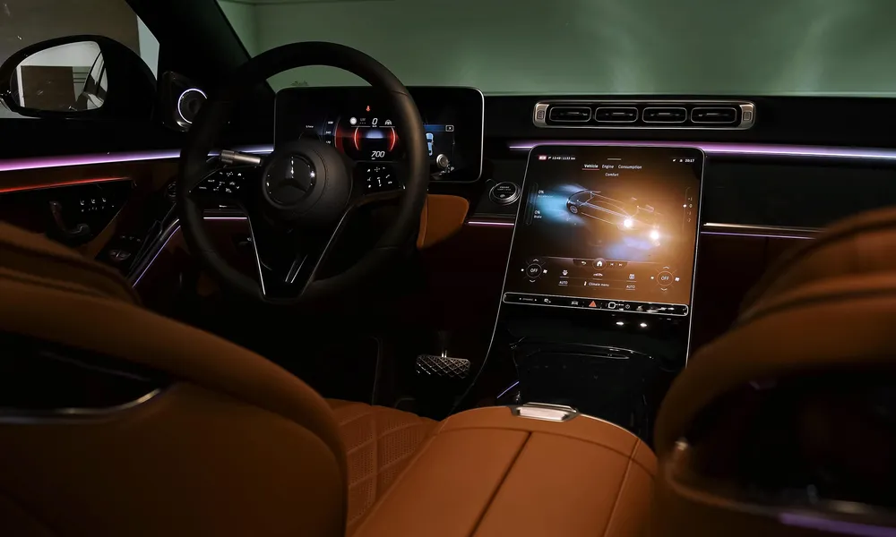 Imagem do interior de um carro tecnológico