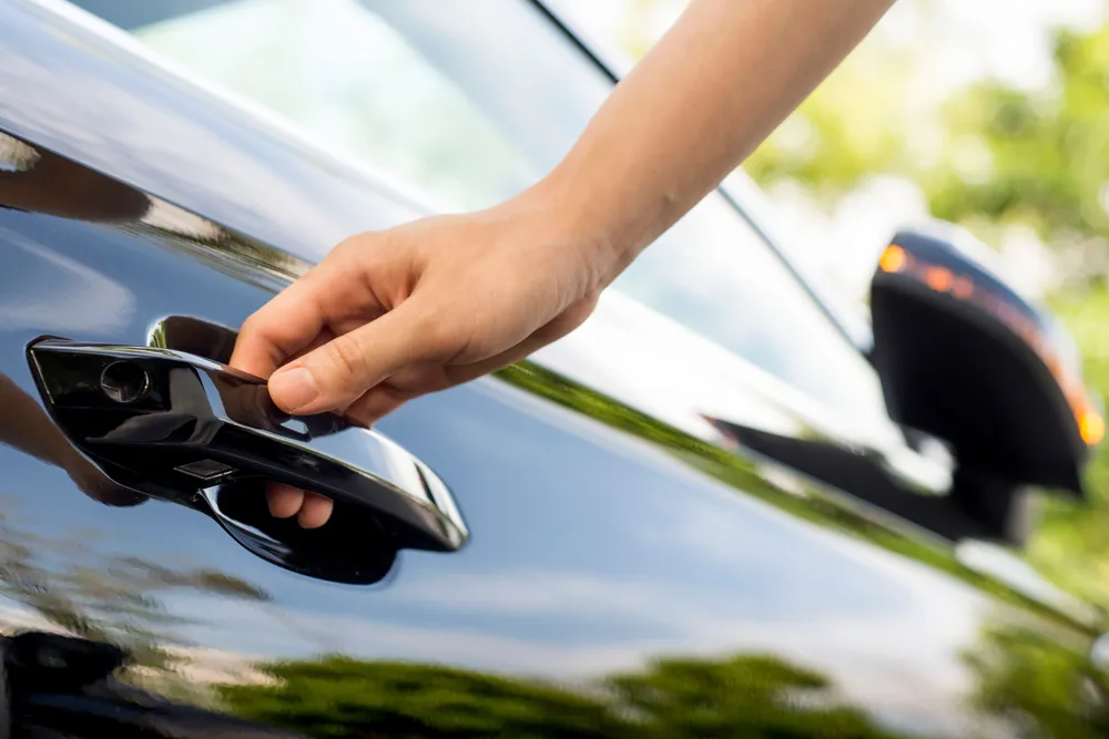 Imagem de uma pessoa abrindo o carro com chave presencial