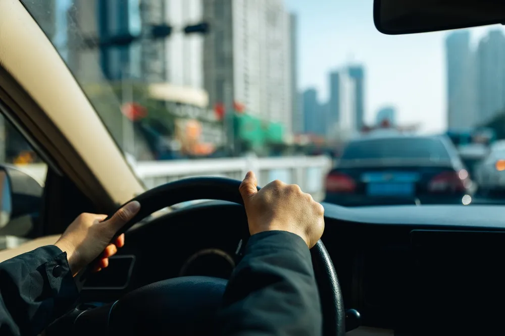 Combustíveis alternativos: conheça opções além da gasolina Combustíveis alternativos: Imagem de uma pessoa ao volante