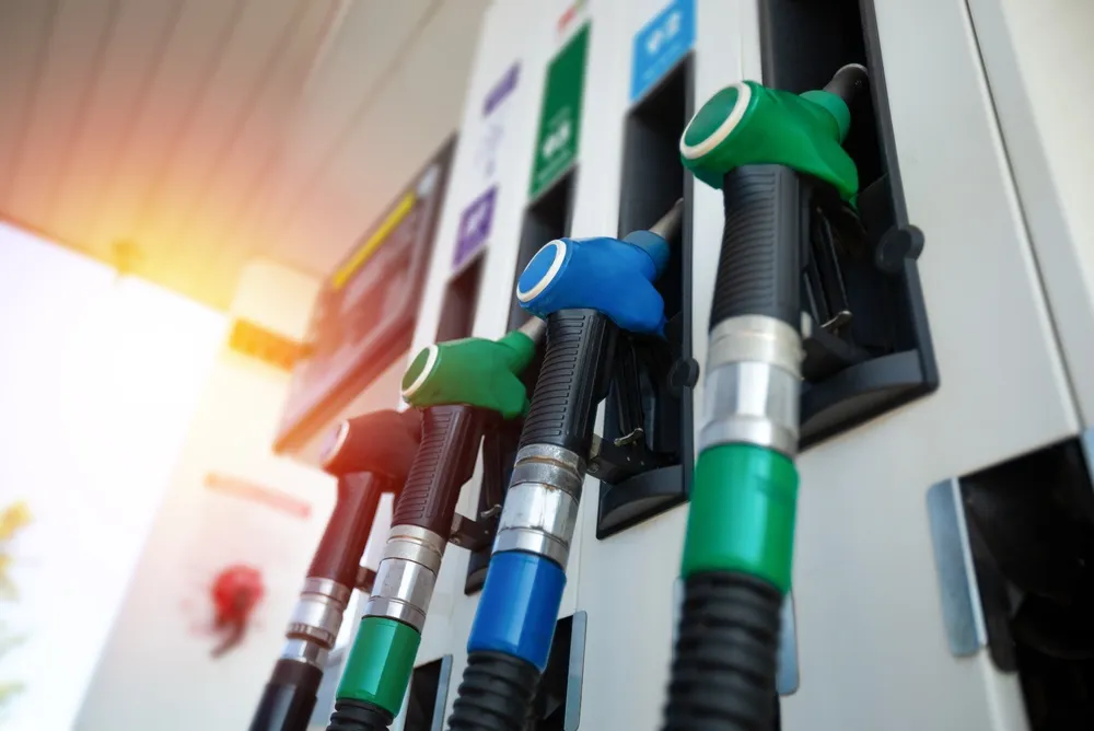 Combustível adulterado: como identificar e evitar danos? Imagem representando combustível adulterado em um posto de gasolina
