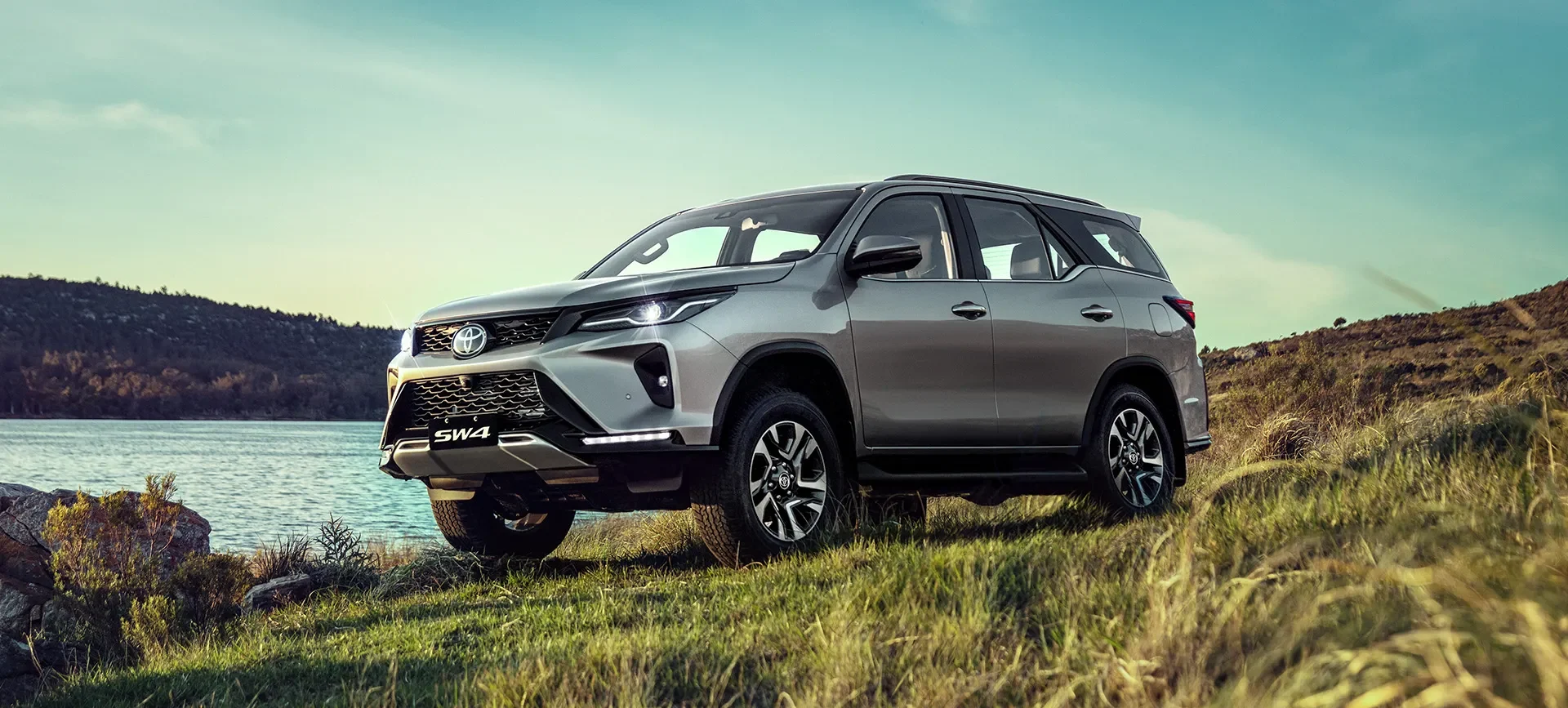 Imagem de um Toyota SW4 (Site oficial Toyota)