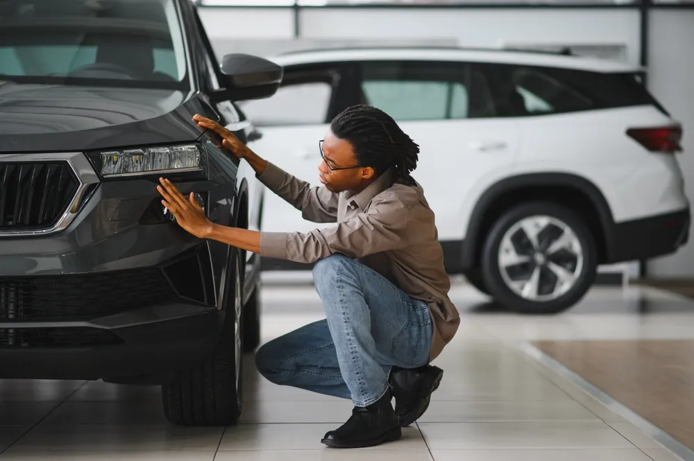 Depreciação de veículos: quanto um carro desvaloriza por ano? Depreciação de veículos: Imagem de uma pessoa avaliando a compra de um carro novo