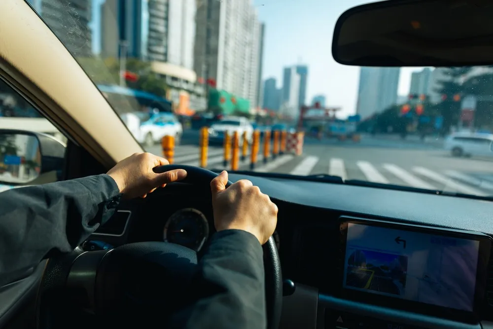 Transmissão de dupla embreagem: como a tecnologia evoluiu? Imagem de uma pessoa ao volante representando os carros de dupla embreagem