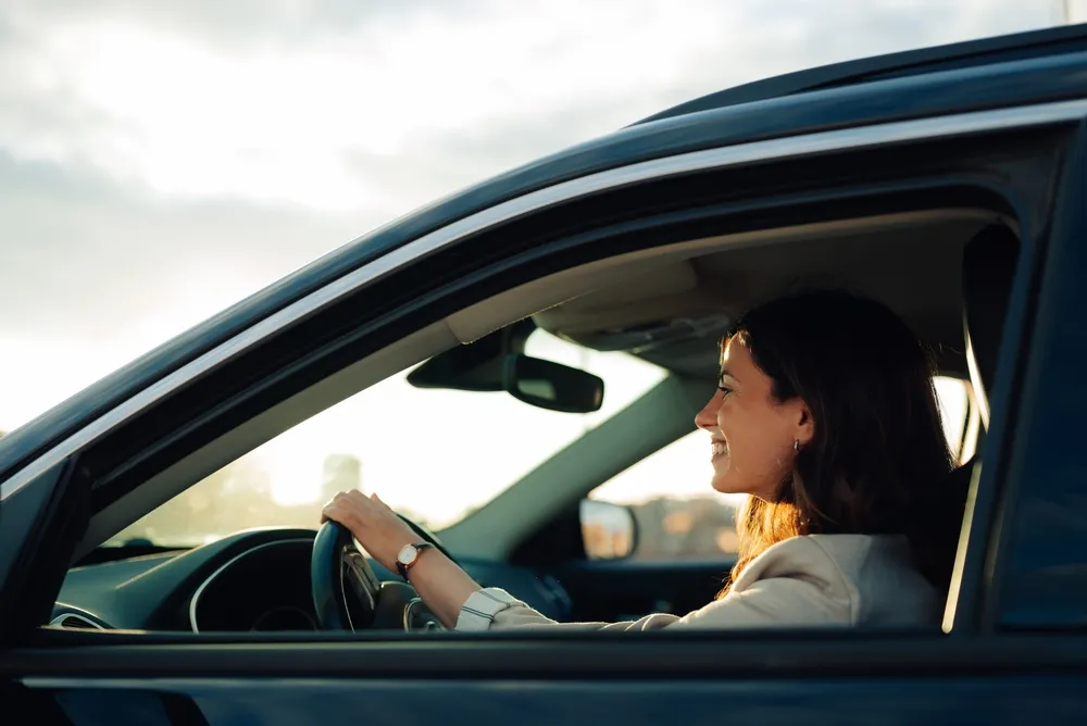 Eco-driving: Imagem de uma pessoa dirigindo com boas práticas de condução ecológica