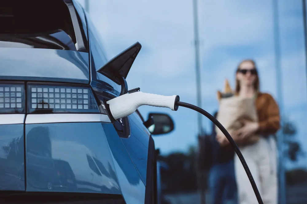 Frenagem regenerativa: entenda como o carro gera energia Imagem de um carro com frenagem regenerativa
