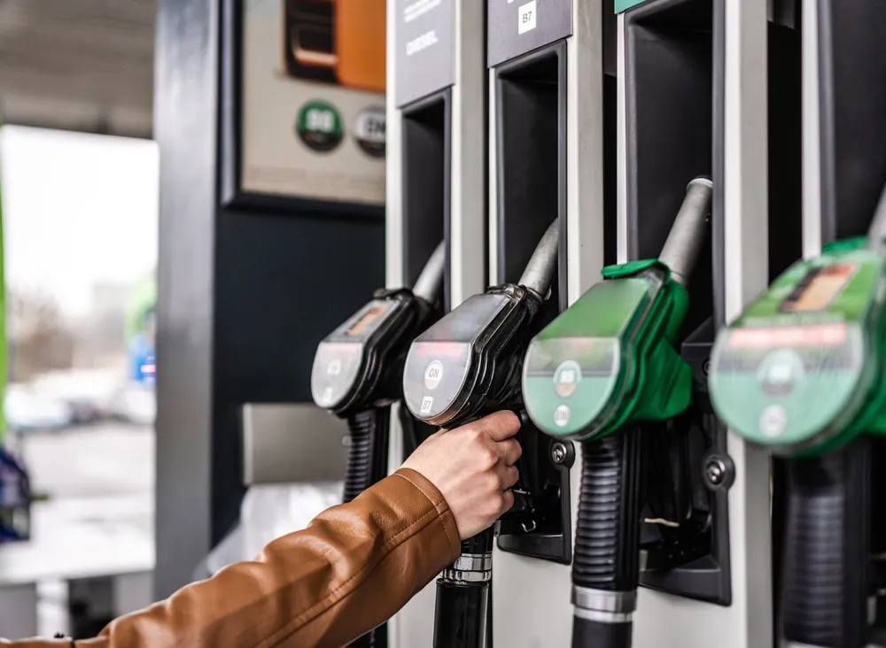 Imagem de bomba de combustível com gasolina comum e aditivada