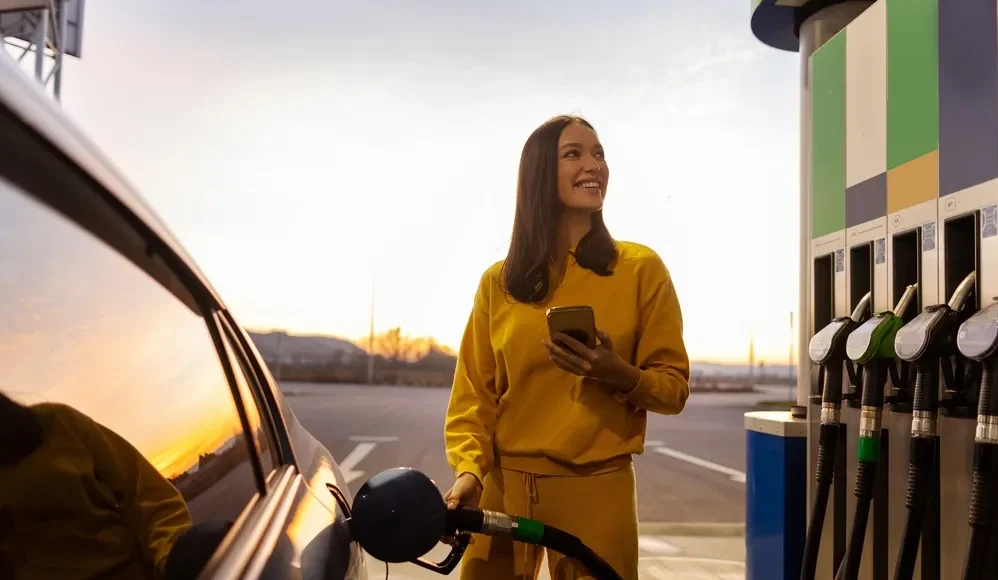 Híbrido flex: entenda o uso do etanol em carros eletrificados Imagem de uma pessoa abastacendo com etanol um híbrido flex