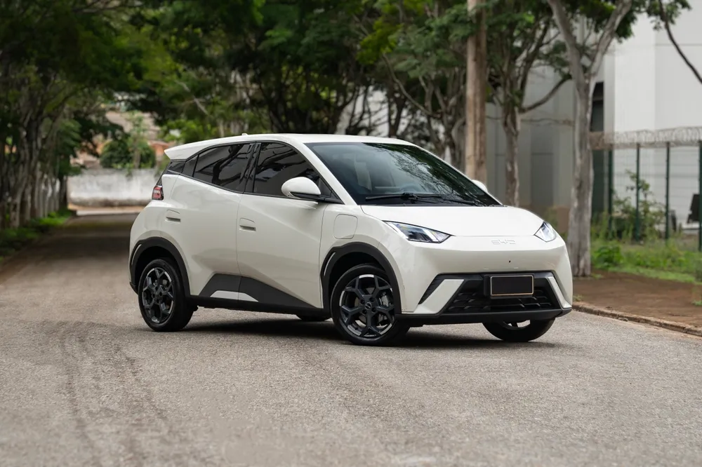 Imagem de um BYD Dolphin Min representando os lançamentos de carros em 2026