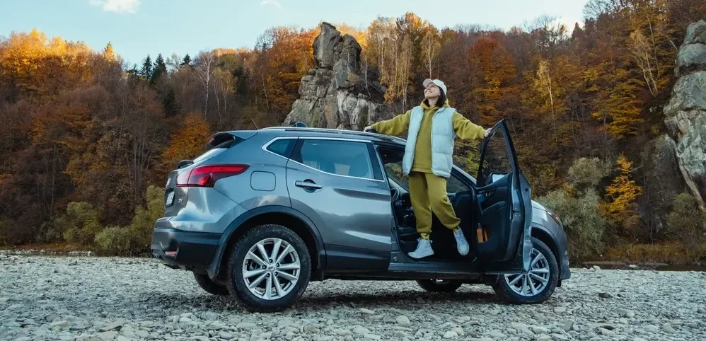 Pessoa no carro representando os melhores SUVs. 