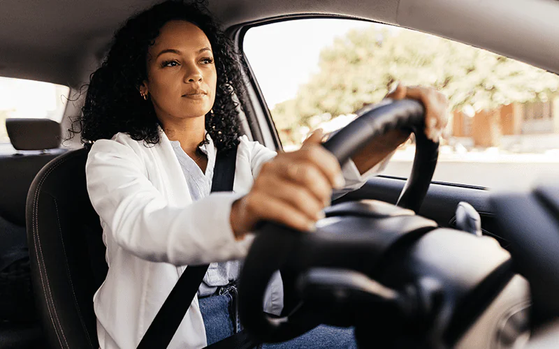 Imagem de uma mulher ao volante