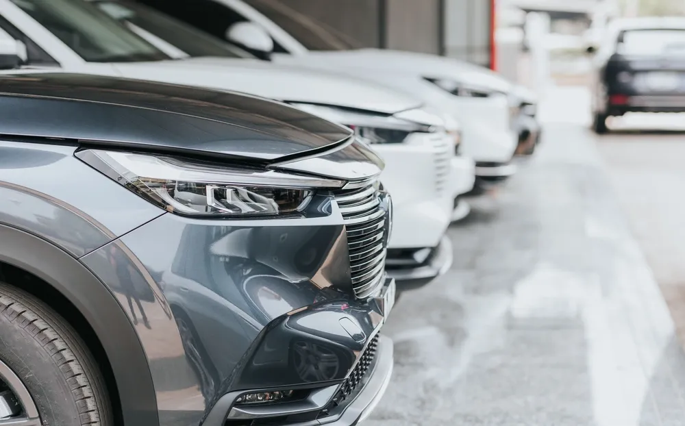 O que é um SUV? Características, diferenças e vantagens O que é um carro SUV? Imagem de carros estacionados