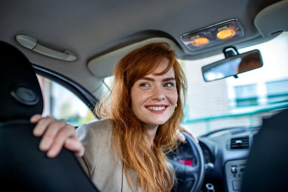 Park Assist (Assistente de estacionamento): Imagem de uma pessoa manobrando o carro
