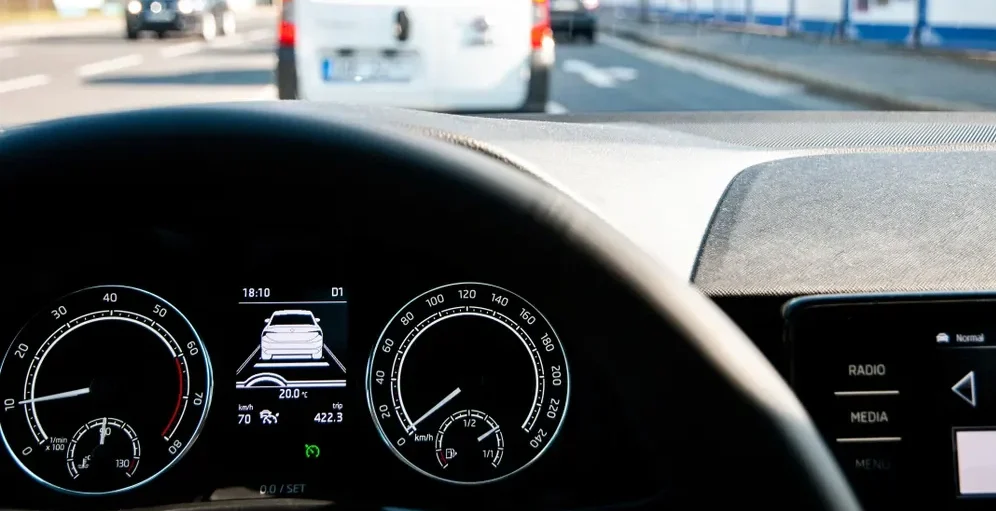 Piloto automático adaptativo: quais carros têm o ACC? Imagem do painel de um carro com piloto automático adaptativo