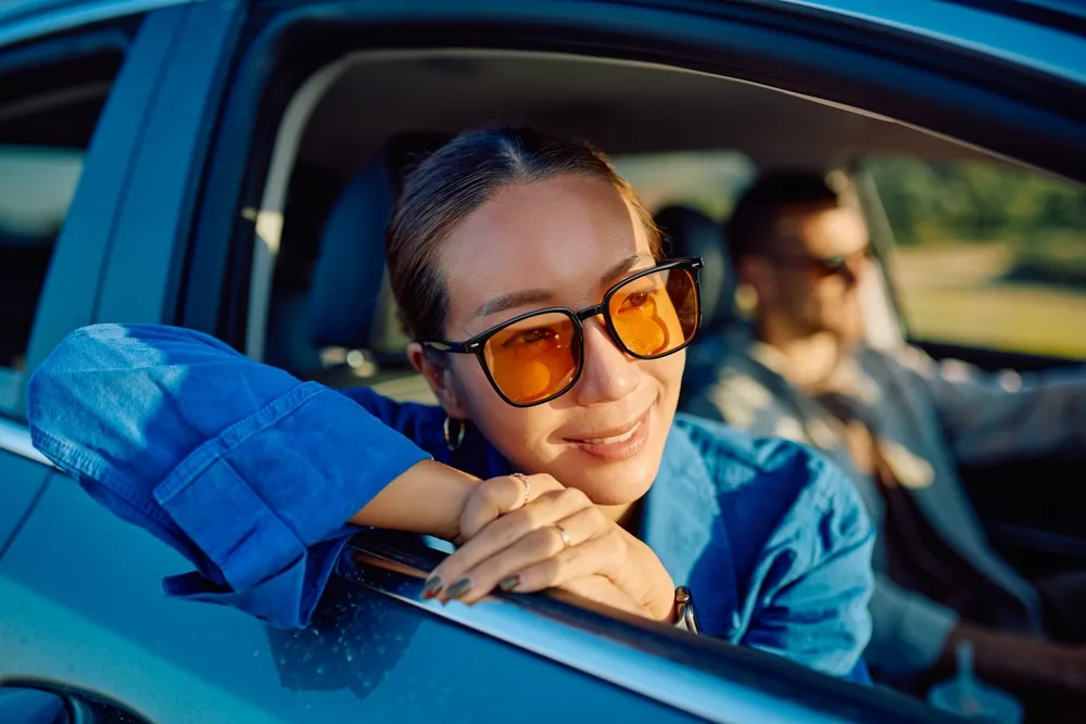 Imagem de casal viajando de carro