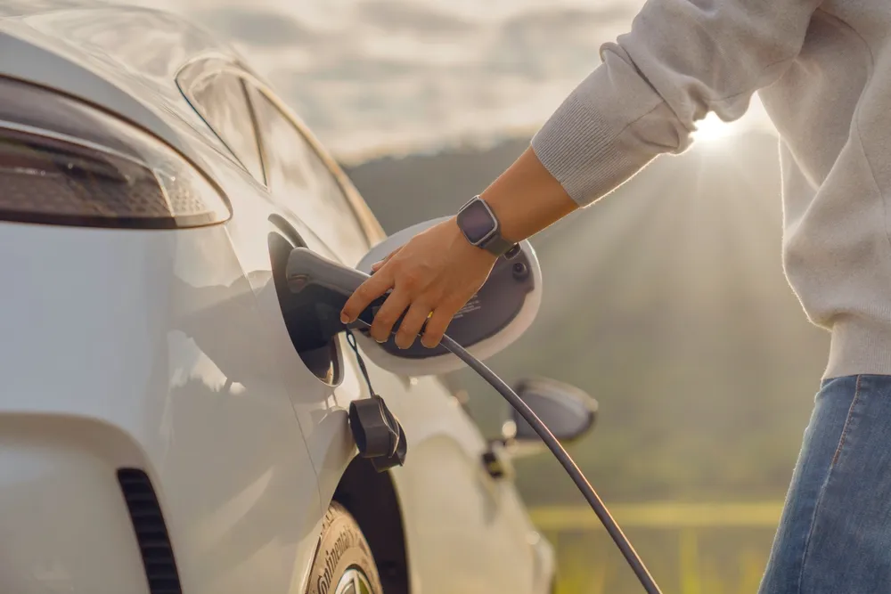 Qual é o carro híbrido mais econômico? Imagem de um carro híbrido carregando