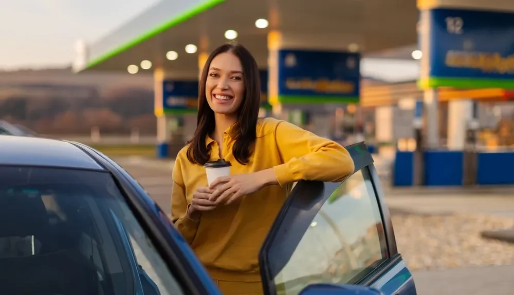 Qual é o melhor combustível para o seu carro flex? Qual é o melhor combustível para carro flex? Imagem de uma pessoa no posto de gasolina