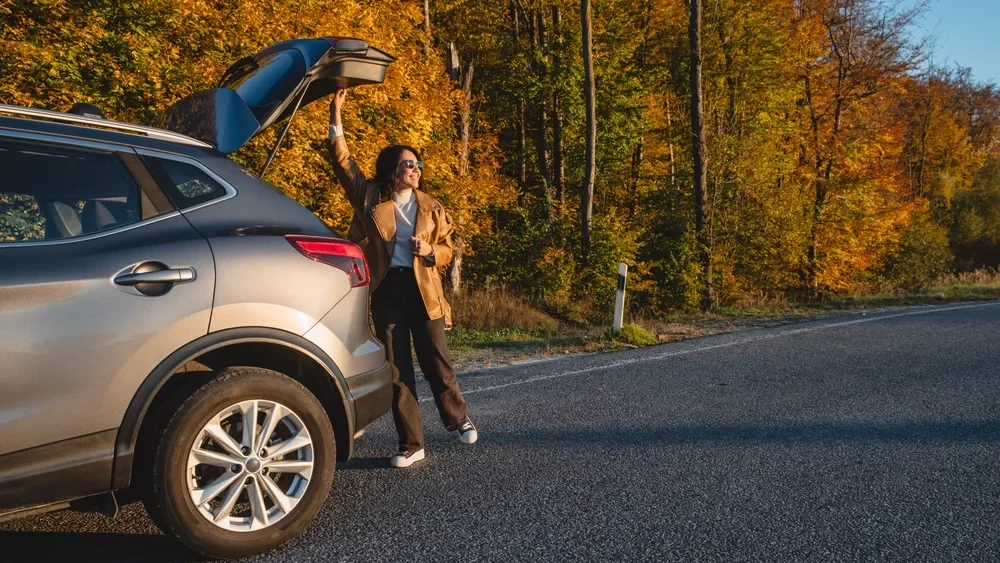 SUV automático mais barato: Imagem de uma pessoa abrindo o porta-malas de um SUV
