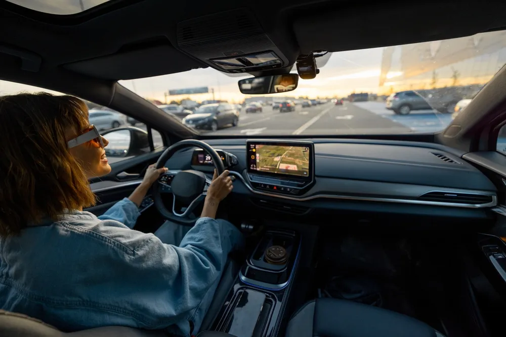Carro SUV elétrico: 8 melhores modelos de 2026 Imagem de uma pessoa dirigindo um SUV elétrico