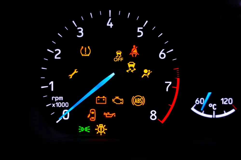 Todas as luzes acesas no painel do carro