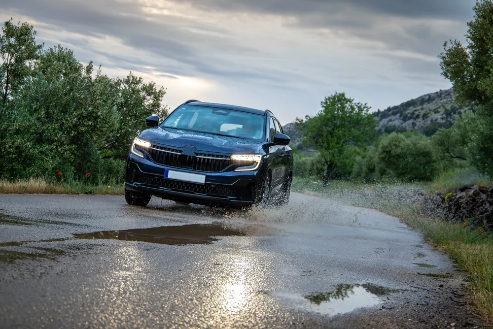 Carro blindado: como funciona, preço e dicas Imagem representando um carro de passeio blindado