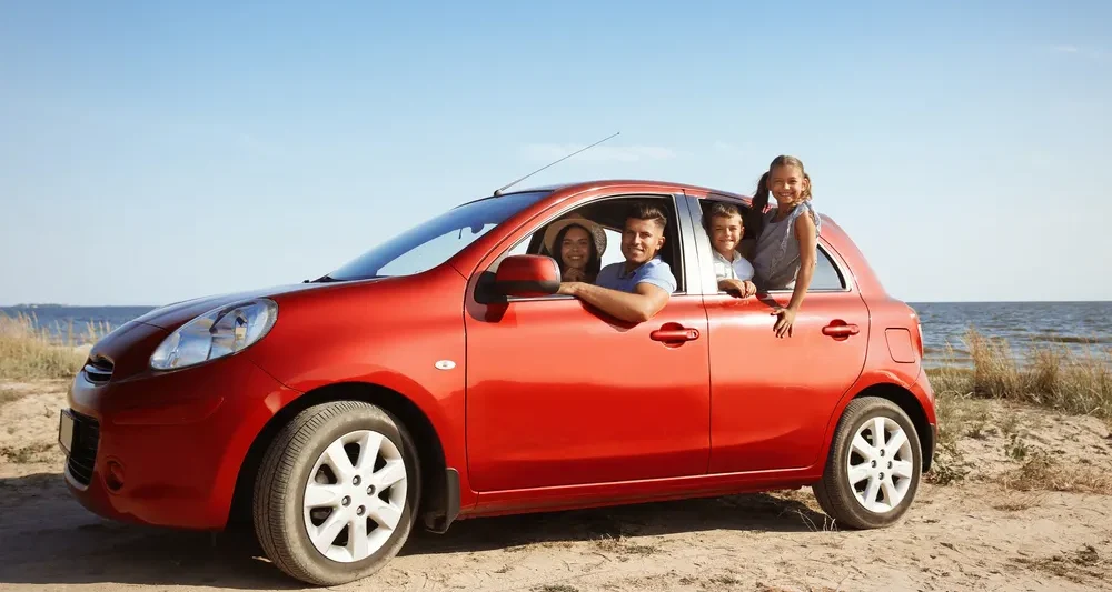 Imagem de uma pessoa dirigindo um carro econômico