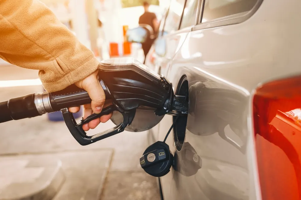 Imagem de uma pessoa abastecendo um carro flex