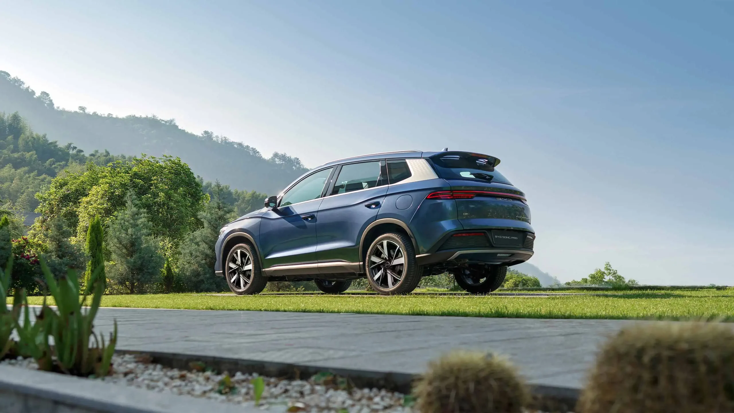 Imagem de um carro híbrido por assinatura