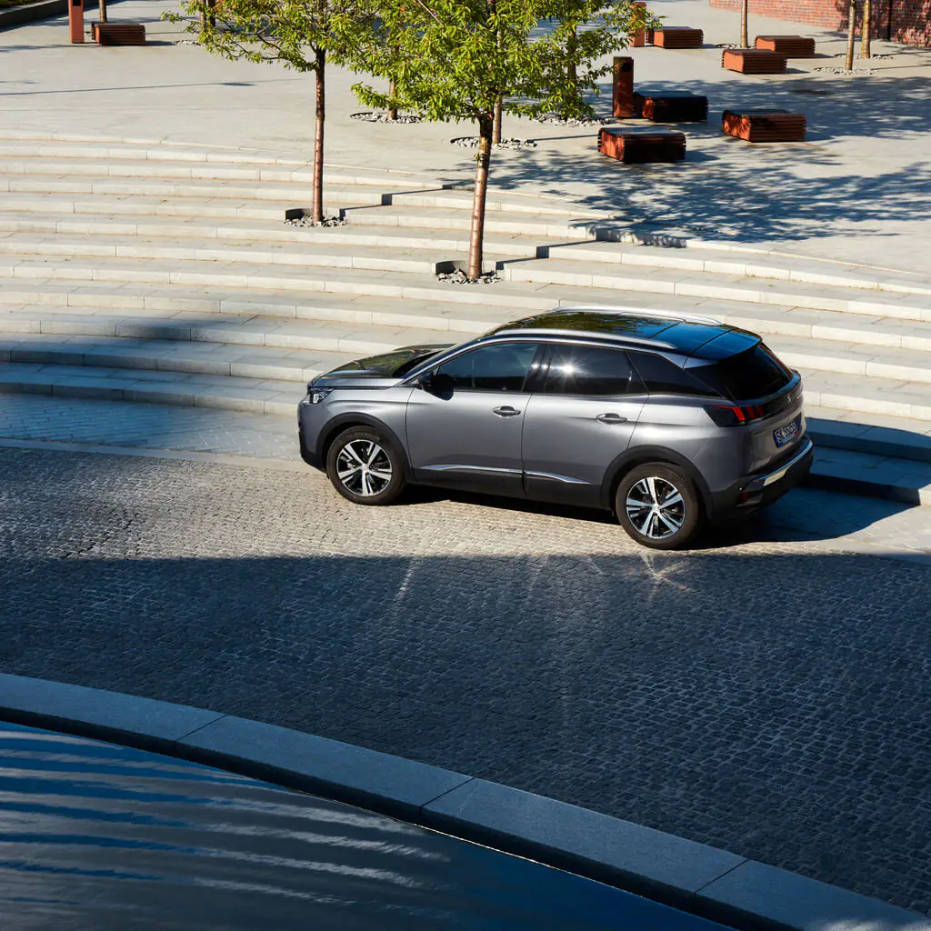 Carro T-cross parado em uma praça publica
