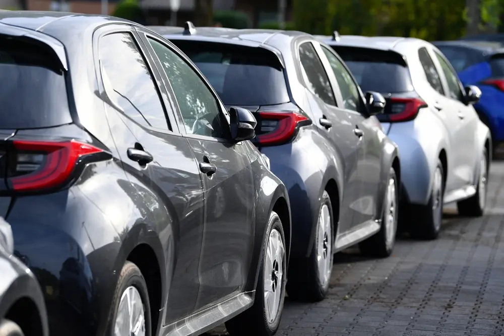 Imagem de vários carros populares enfileirados. 