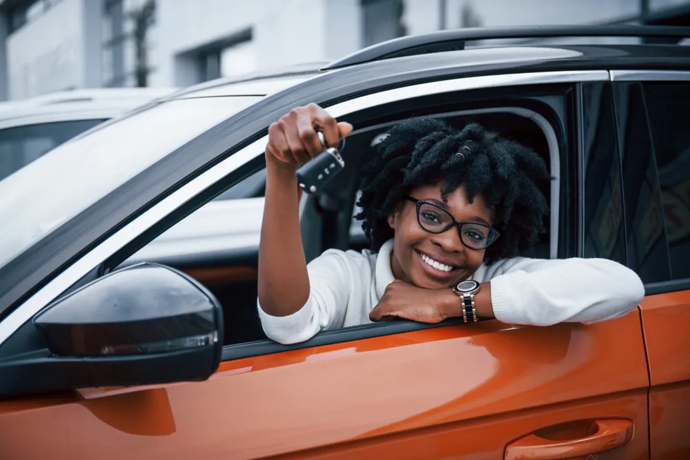 Imagem de uma pessoa sorrindo ao perceber que o carro por assinatura vale a pena