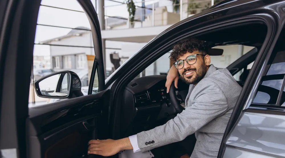 Carros executivos: diferenciais e modelos mais vendidos Imagem de uma pessoa dentro de um carro executivo