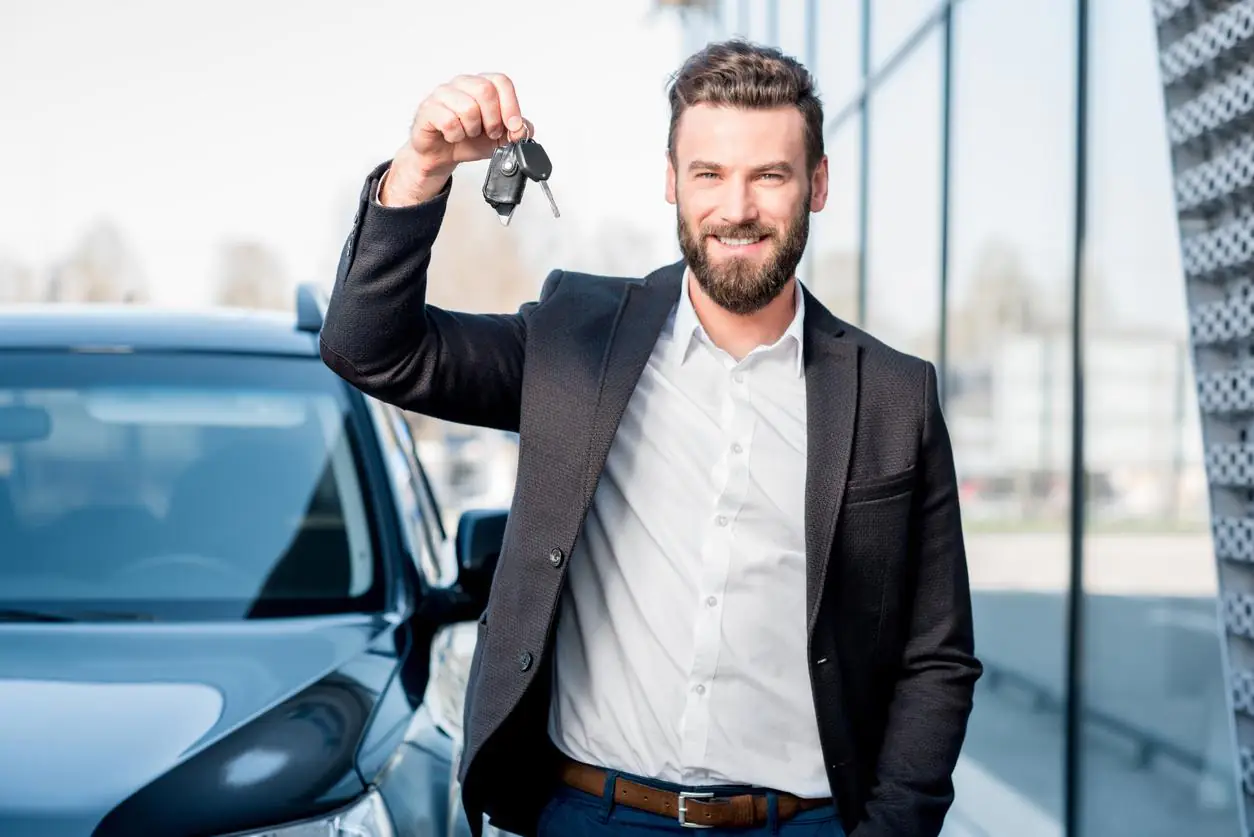 homem com a chave do seu carro