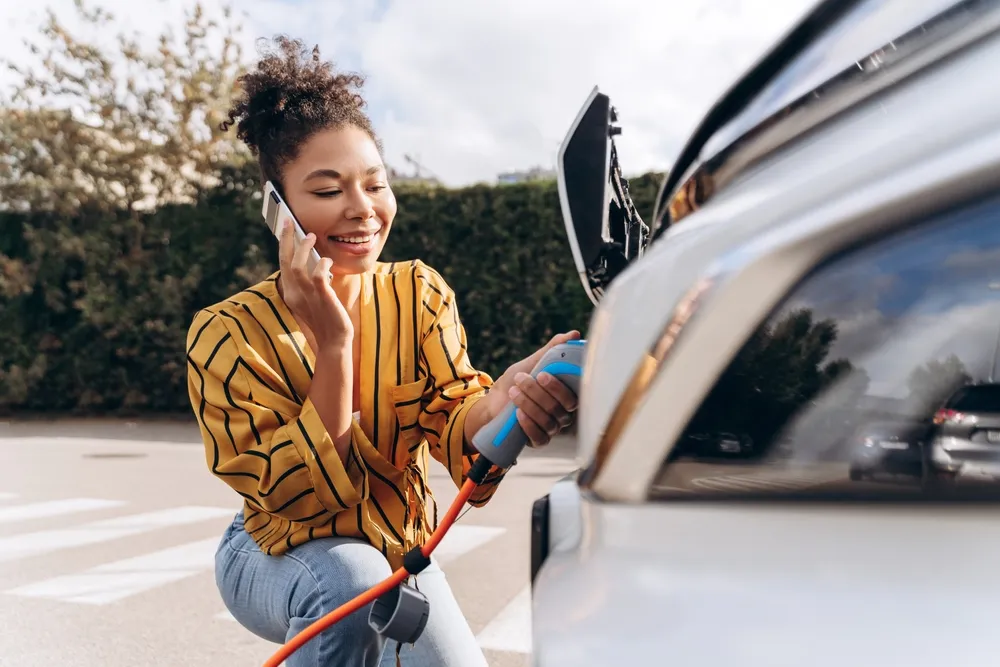 Imagem de como carregar carro elétrico