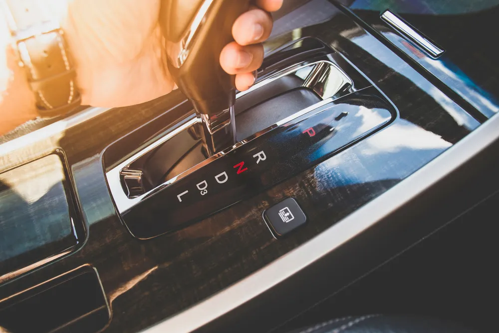 Pessoa entendendo como dirigir um carro automático